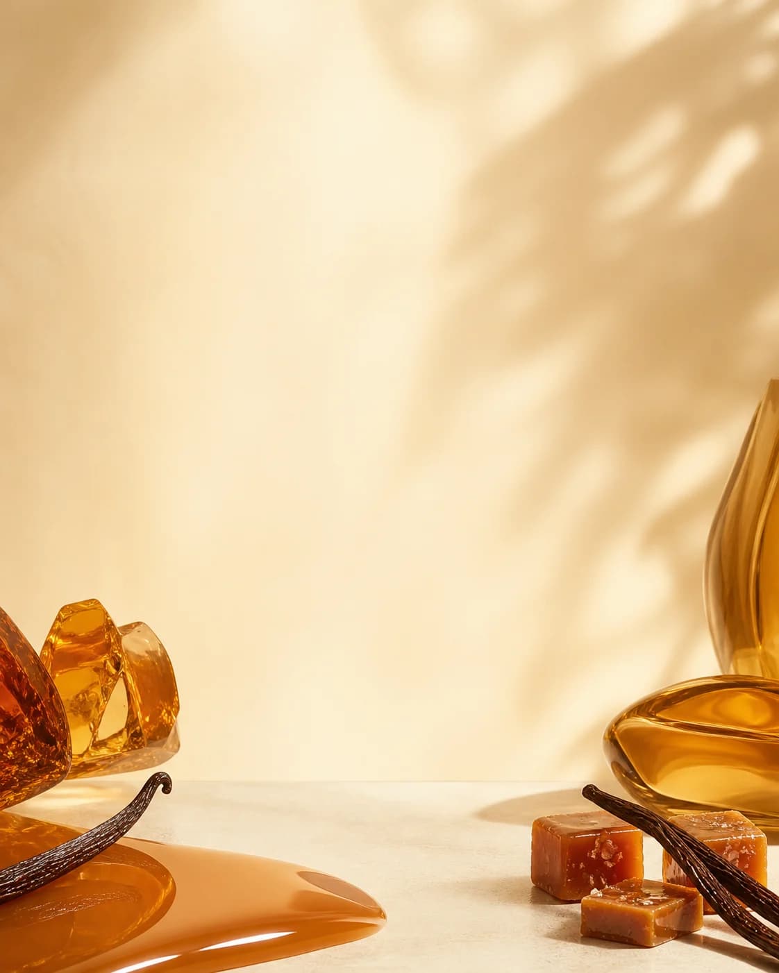 Detalle gourmand de vainilla, caramelo y ámbar bajo luz cálida