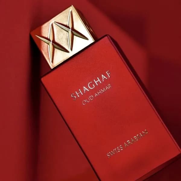 Shaghaf Oud Ahmar sobre un fondo rojo profundo