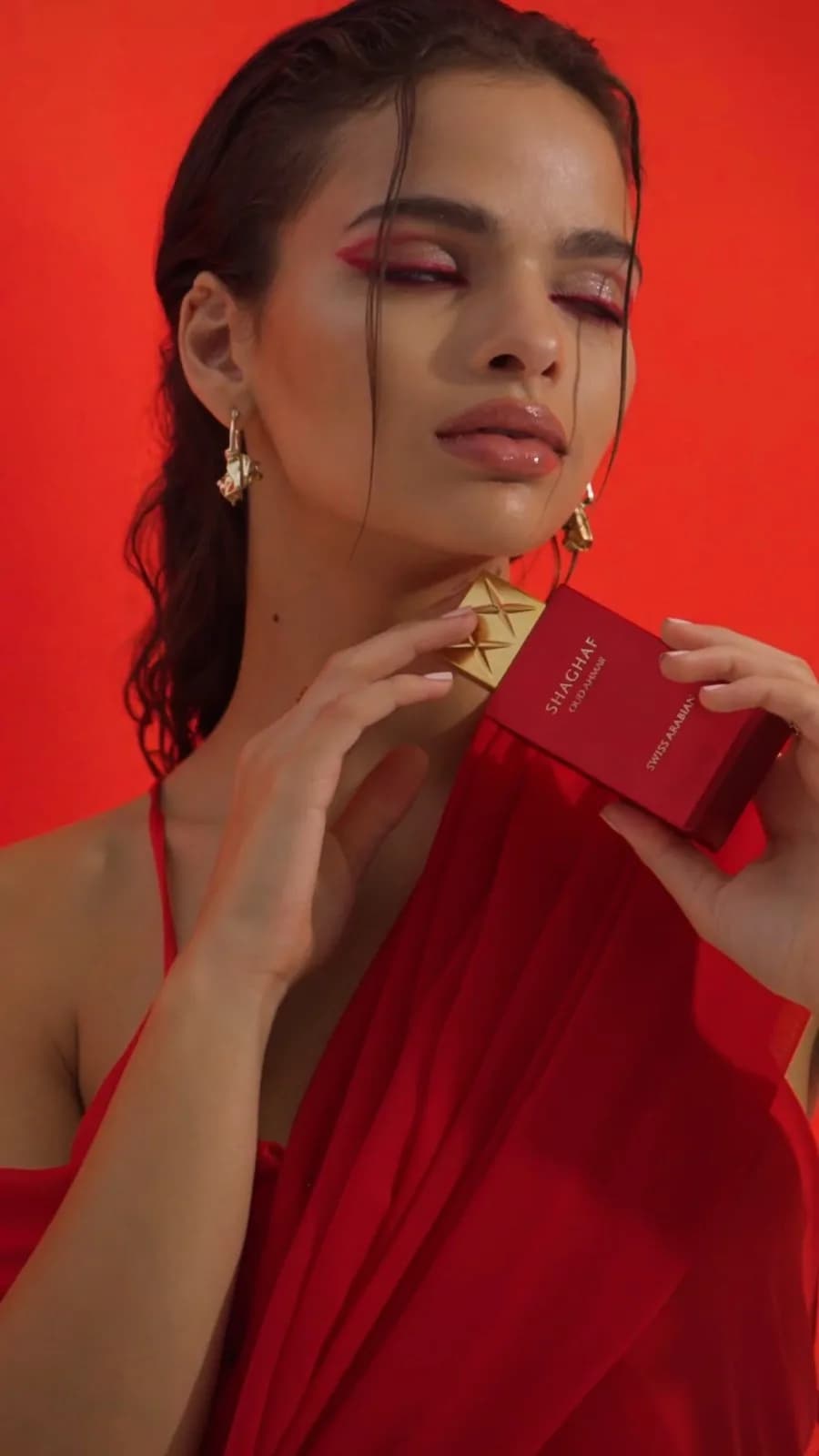 Shaghaf Oud Ahmar en vertical: la modelo y el frasco rojo en cortes rápidos